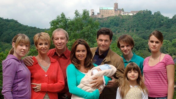  v.l.n.r. Julia (Lina Schuller), Inge (Uta Schorn), Johannes (Ulrich Pleitgen), Marlene (Christina Plate) mit Baby Paul (Komparse), Christian (Francis Fulton-Smith), Piwi (David Bode), Clara (Lisa Marie Werner) und Lisa (Marie Seiser). (Ort: Panoramawiese Eisenach, im HG die Wartburg).