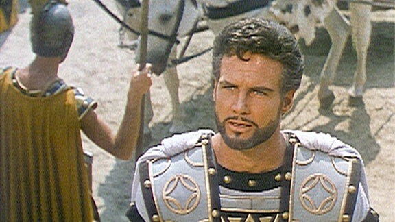 Äneas (Steve Reeves), einer der tapfersten Verteidiger Trojas, bittet für sich und seine Schicksalsgefährten im Königreich Latium um Asyl.