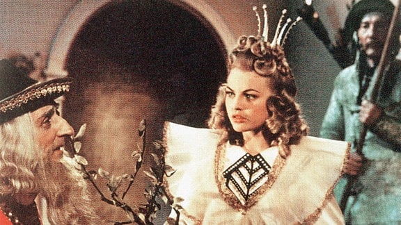 Prinzessin Tausendschön (Christel Bodenstein) mit ihrem Varer