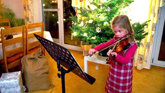Mathea Weller spielt ein Lied auf ihrer Geige für den WEeihnachtsmann