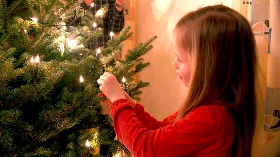 Mathea Weller schmückt begeistert den Weihnachtsbaum