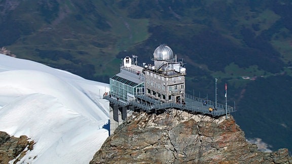 Jungfraujoch Sphinx:  Nach dem Bau der Jungfraubahn 1894 wurde eine Wetterstation auf dem Jungfraujoch errichtet. Dort verläuft heute die Hauptwetterscheide der Alpen.