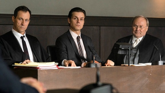 Strafverteidiger Biegler und sein Assistent Salomon Weider verteidigen Kelz in der Verhandlung.