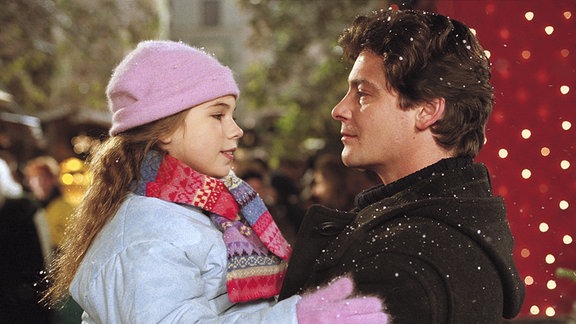 Der alleinerziehende Vater Joe (Fritz Karl) hält seine kleine Tochter Julia (Roxanne Borski) im Arm. 