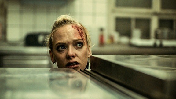 Maja Peters (Judith Neumann) versteckt sich vor dem Serienmörder.