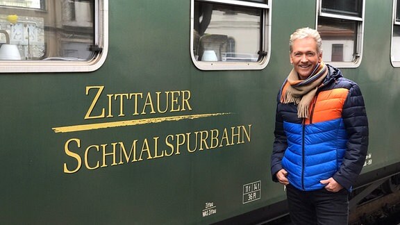 Olaf Berger vor einem Waggon der Zittauer Schmalspurbahn