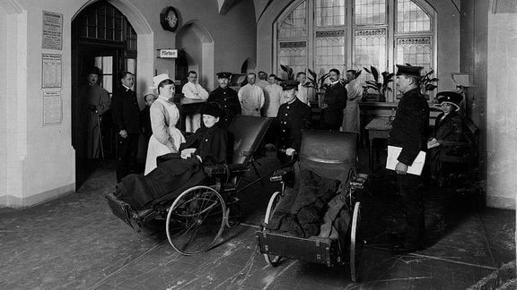 Die Krankenaufnahme um 1910, hier werden Kassenmitglieder und Selbstzahler getrennt.