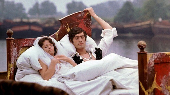 Szene aus dem DEFA-Film "Die Legende von Paul und Paula": Während einer Liebesnacht gehen Paula (Angelica Domröse) und Paul (Winfried Glatzeder) auf eine imaginäre Reise.