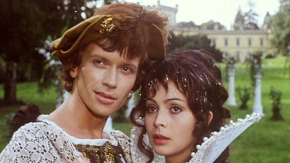 Szenenfoto: Libuše Šafránková (Prinzessin Abendstern) und Juraj Durdiak (Prinz Velen)