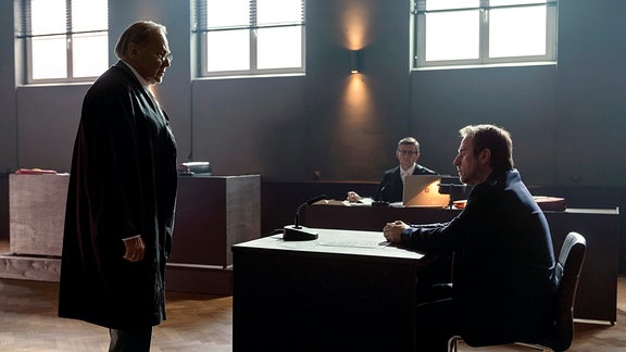 Der Strafverteidiger Biegler (Klaus Maria Brandauer) geht Kommissar Peter Nadler (Bjarne Mädel) hart an.