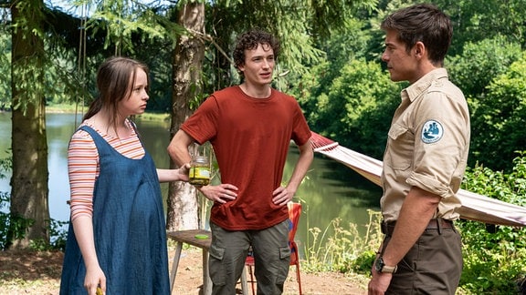 Um die Wogen zu glätten, schlägt Jonas (Philipp Danne, re.) Lena (Fine Sendel) und Julian (Jonathan Lade) vor, nochmal mit ihren Eltern zu sprechen.