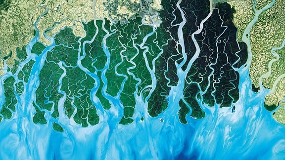 Flussdelta (Sundaban) aus dem All. Mit neuester Satelliten Technik zeigt diese Reihe unsere Erde, wie wir sie noch nie zuvor gesehen haben.