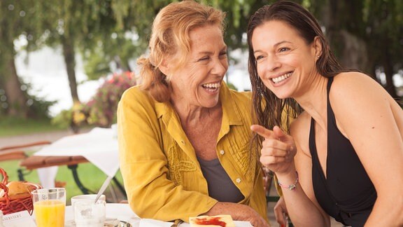 Lisa (Suzan Anbeh, rechts) zeigt ihrer Mutter Elke (Gaby Dohm) die lange Strecke, die sie schwimmend zurückgelegt hat.