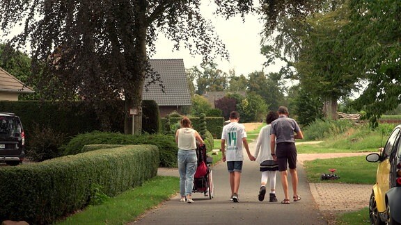 Familie Höckendorf bei einem Spaziergang.