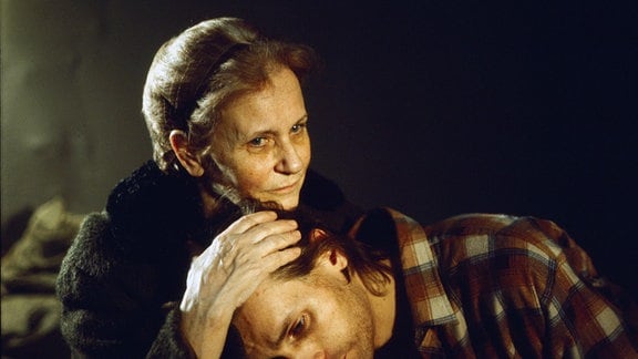 Gerda (Helga Raumer) tröstet Robert (Andreas Höchst)