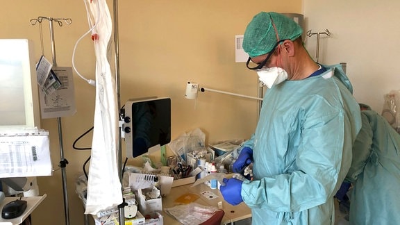 Chefarzt Dr. Jens Kraßler bei der Behandlung eines an Corona erkrankten Patienten