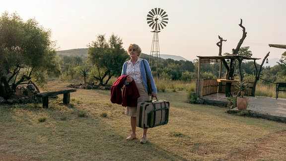 Kindermädchen Henni (Saskia Vester) reist dieses Mal nach Südafrika auf eine Farm, dessen Besitzer als Opa wider Willen mit der Betreuung seiner beiden Enkel nichts zu tun haben will.