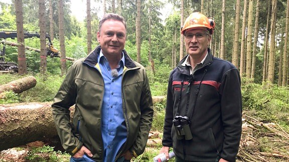 Förster Michael Rudolph (re.) und Axel Bulthaupt bei ihrer Tour durch den Nationalpark Harz. Michael Rudolph beschäftigt sich seit 30 Jahren mit dem Thema Waldumbau.