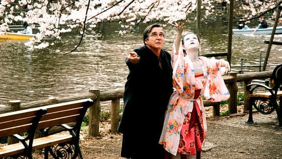 Die Butho-Tänzerin Yu (Aya Irizuki) zeigt Rudi (Elmar Wepper) den Weg mit seiner Frau auch über den Tod hinaus zu kommunizieren. 
