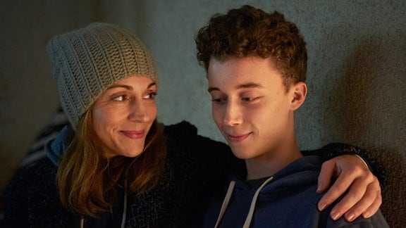 Johanna Winkler (Ulrike C. Tscharre) versucht, ihren Sohn Ben (Tim Litwinschuh) verstehen.