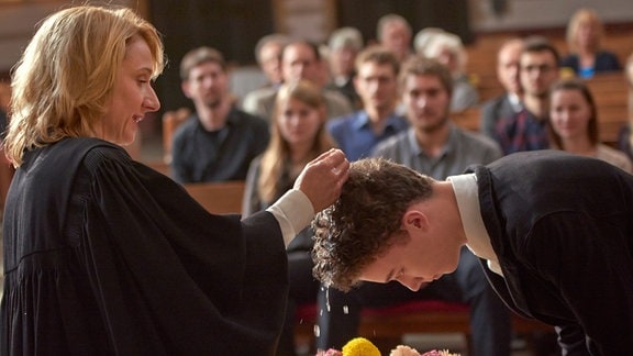 Ein ungewöhnlicher Alleingang: Ben (Tim Litwinschuh) lässt sich ohne das Wissen seiner Mutter von Pfarrerin Tabea (Christina Große) taufen.