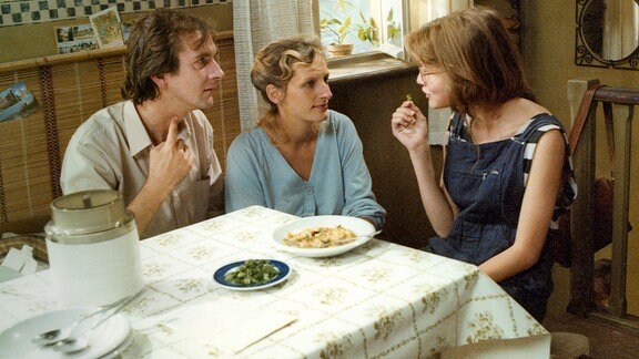 Ullas Mutter (Katrin Klein, Mitte) und ihr Freund Erich (Peter Prager) zeigen Verständnis für das Engagement der Tochter (Stefanie Stappenbeck).
