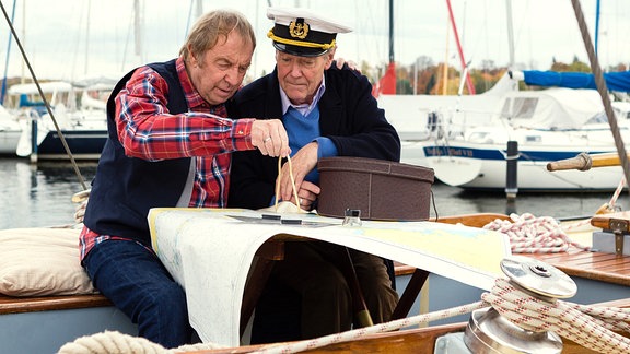 Jakob (Ulrich Pleitgen, li.) und Otto (Joachim Bliese, re.) planen die Fahrten mit ihrem neuen Segelboot.
