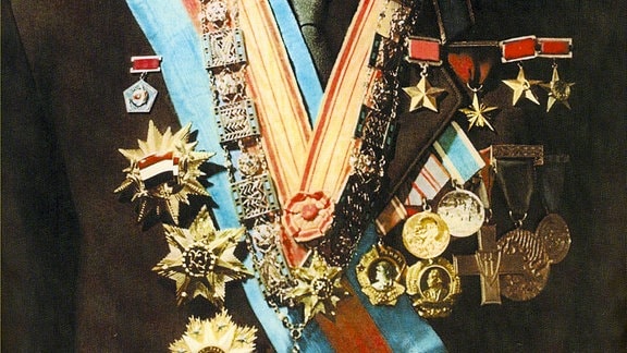  Juri Gagarin, in Uniform mit zahlreichen Orden