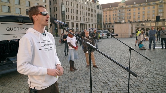 Marcus Fuchs, der Gründer von Querdenken Dresden, spricht auf einer Demonstration