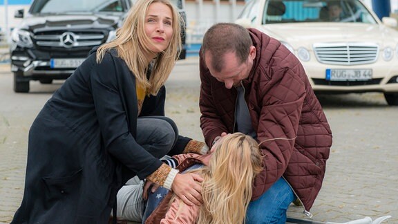 Gleich mittendrin: Nora Kaminski (Tanja Wedhorn) leistet Erste Hilfe nach einem Unfall und versucht Wiebke (Sinje Irslinger) und ihrem besorgten Vater Alexander Clarsen (Martin Lindow) zu helfen.