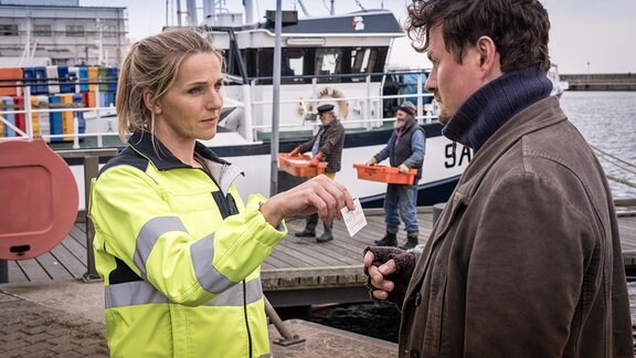 Nora (Tanja Wedhorn) lernt bei einem Einsatz den Fischer Matthias (Shenja Lacher) kennen.