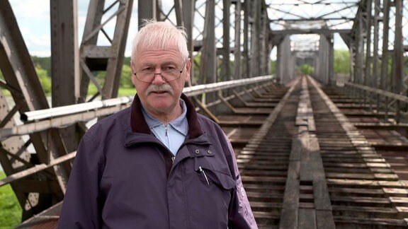 Jürgen Krebs auf der Elbebrücke der "kanonenbahn"
