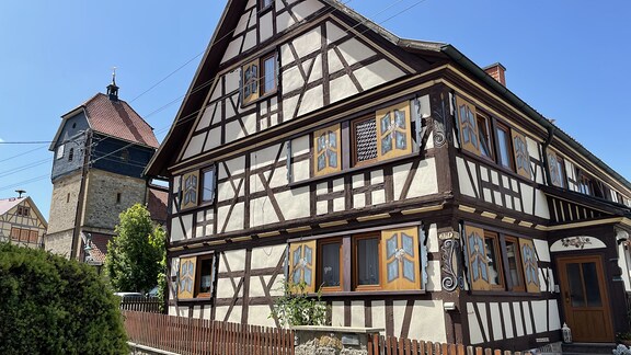 Viele Häuser in Westenfeld sind in der fränkischen Fachwerk-Bauweise errichtet und werden liebevoll gepflegt. Sogar die sehr selten gewordenen Fensterläden zum Schieben blieben erhalten. 