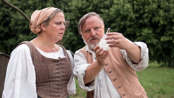 Iven (Axel Prahl) zeigt Stine (Gabriela Maria Schmeide) das Wetterglas