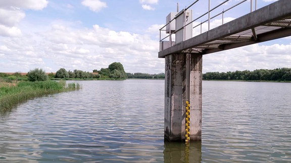 Das Speicherbecken Frohndorf bei Orlishausen wurde zu DDR-Zeiten gebaut. Heute dient es dem Hochwasserschutz und versorgt die Landwirtschaft mit Wasser für die Beregnung.