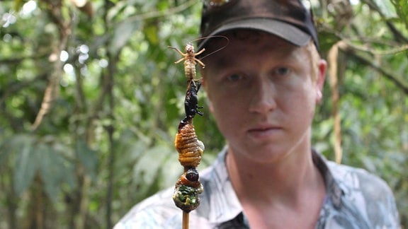 Ben Reade im Amazonas mit Käferspieß