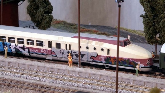 Der mit Graffiti besprühte SVT im Modell.