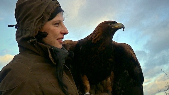 Alexandra Schubach mit Steinadler Berry