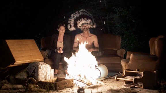 Vater (Mika Metz) und Tochter (Stephanie Meisenzahl) sitzen friedlich am Lagerfeuer.