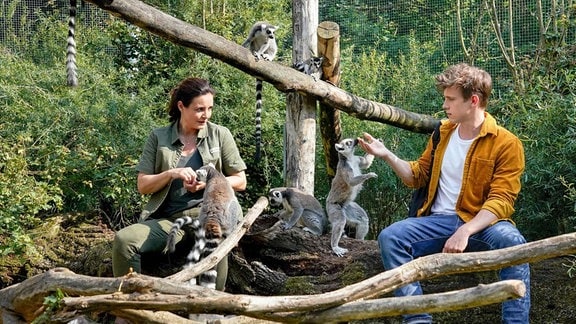 Tierärztin Dr. Susanne Mertens mit ihrem Sohn Jonas bei den Lemuren. 