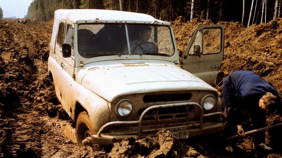 Fahrzeug bleibt auf Baustelle einer Erdgasleitung im Schlamm stecken, 1980er, Russland