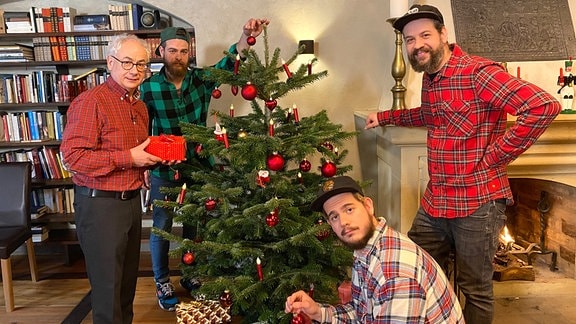 "A Tännchen please" ist das Motto für Tom Pauls. Zusammen mit seinen Söhnen Felix, Maximilian und Konstantin wird der Weihnachtsbaum geschmückt.