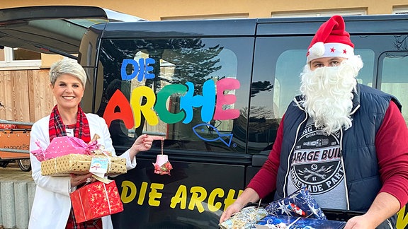 Zusammen mit dem Team der "Arche" geht die Sängerin auf eine Tour und verteilt Geschenke an Kinder in Meißen.