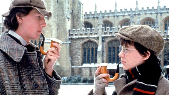 Als der Arztsohn John Watson (Alan Cox, r.) Mitte des 19. Jahrhunderts auf ein Internat in London wechselt, trifft er den jungen Sherlock Holmes (Nicholas Rowe).