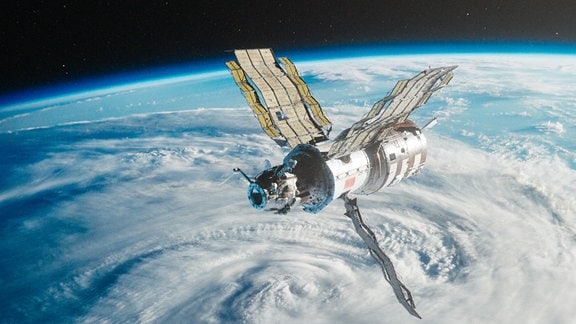 Die russische Weltraumstation fliegt im Orbit über der Erde.