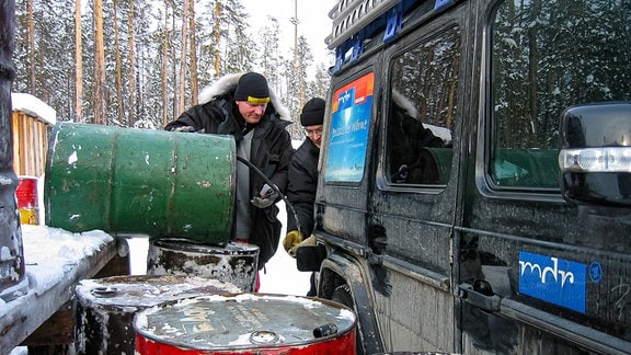 Tanken ist in weiten Teilen des Nordens Sibiriens nur möglich, wenn man vorher sich eine Logistik mit Benzinfässern aufgebaut hat