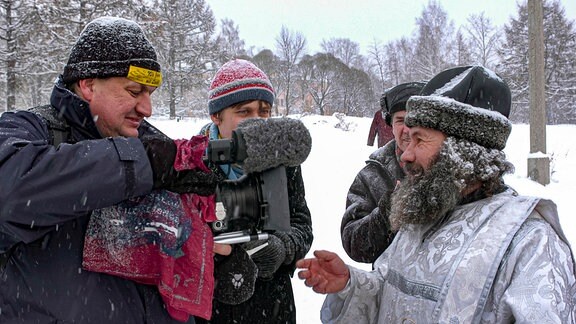 Jedes Jahr am 19. Januar feiern die orthodoxen Christen in Russland das Kresheniafest, die Taufe des Herren. In Novosibirsk gehört der Brauch dazu, in ein Eisloch zu springen. der Priester eröffnet den Reigen mit einem kühnen Sprung.