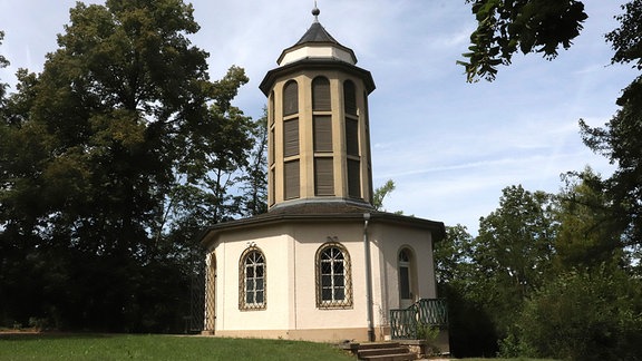Der Glockenturm des Carillons im Saalfelder Bergfried-Park