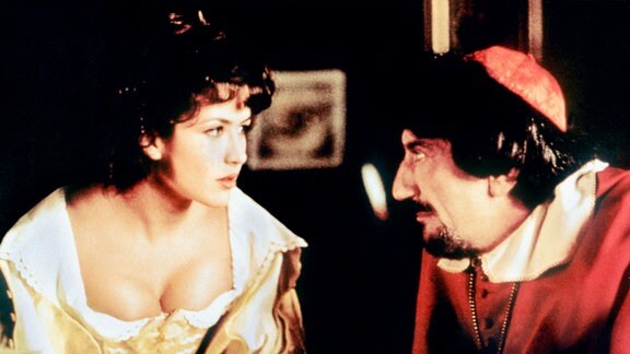 Eloise D'Artagnan (Sophie Marceau) erzählt Kardinal Mazarin (Luigi Proietti) von einer Intrige.
