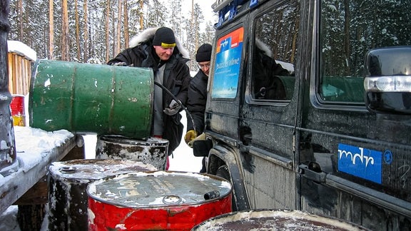 Tanken ist in weiten Teilen des Nordens Sibiriens nur möglich, wenn man vorher sich eine Logistik mit Benzinfässern aufgebaut hat